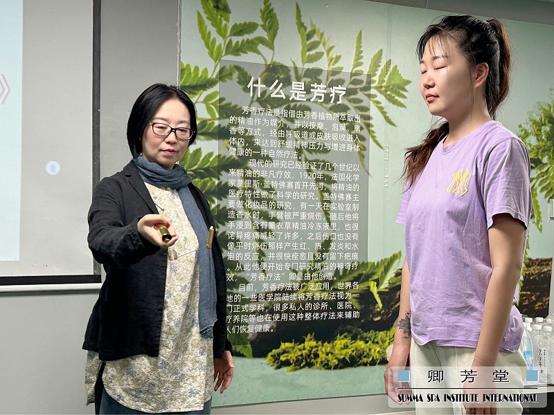 卿芳堂桂花芳香游學——夏老師為同學們測試能量場